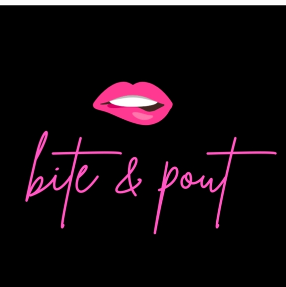 bite & pout "S" Silver Initial Bangle - Picture 2 of 5